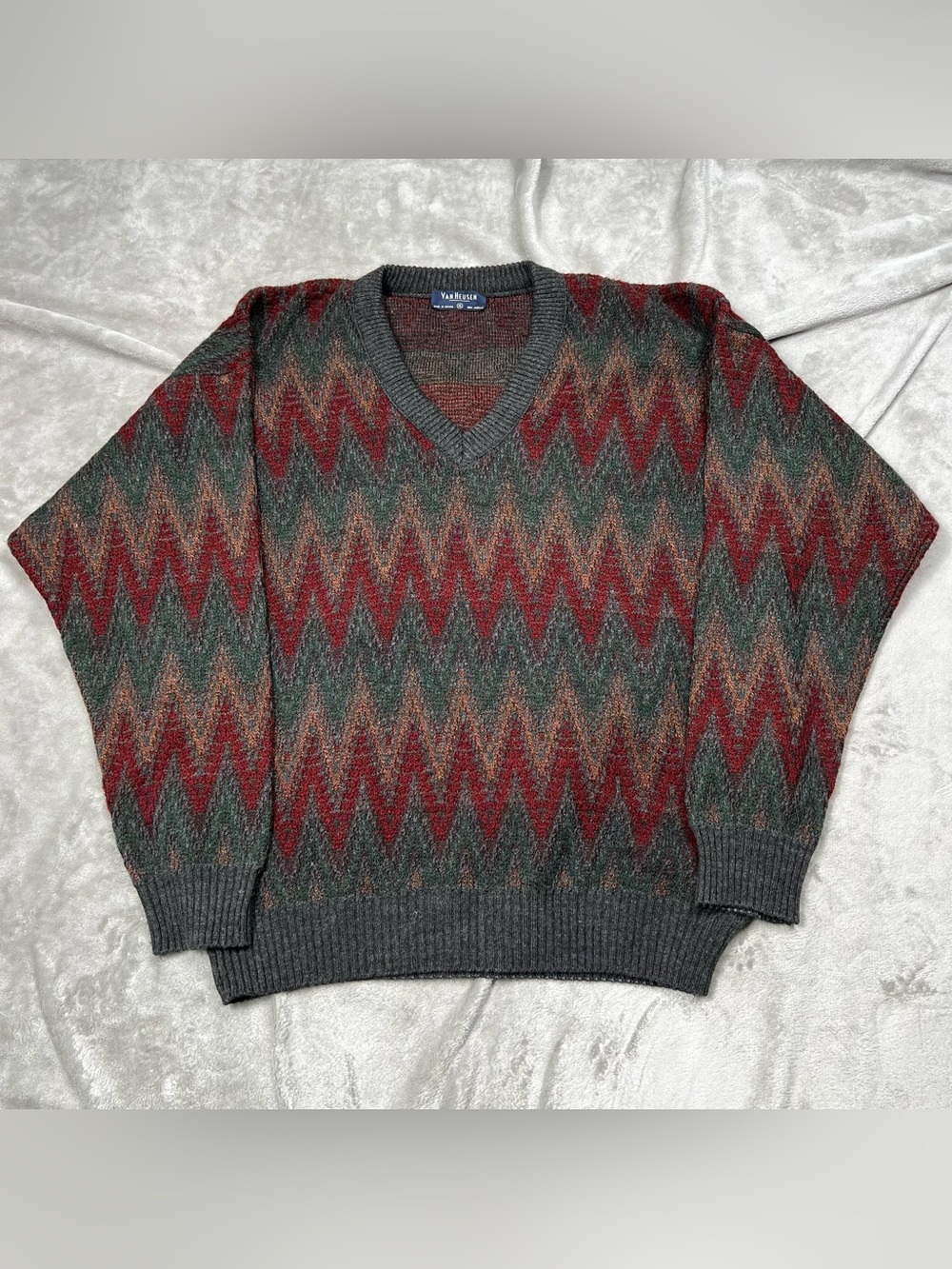 Vintage Van Heusen V Neck Sweater Mens XL Gray Chevron Pullover Jumper 90s Y2K
